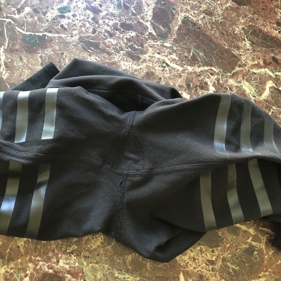 ALO YOGA Airbrush Lineal Diagonal Stripe Leggings in Black - Picture 12 of 12